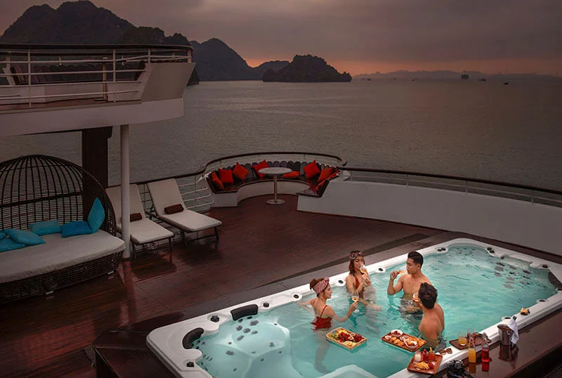 Tour vịnh Hạ Long 1 ngày trên du thuyền 5 sao - Bữa trưa buffet